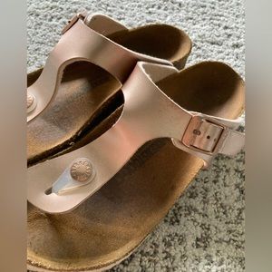 kids Birkenstock’s size 32 Gizeh rose gold VGUC